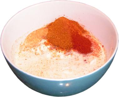 jogurt naturalny typu greckiego, mleko, przyprawa do kebaba shoarma, papryczka chili, s�l, porcelanowa miseczka